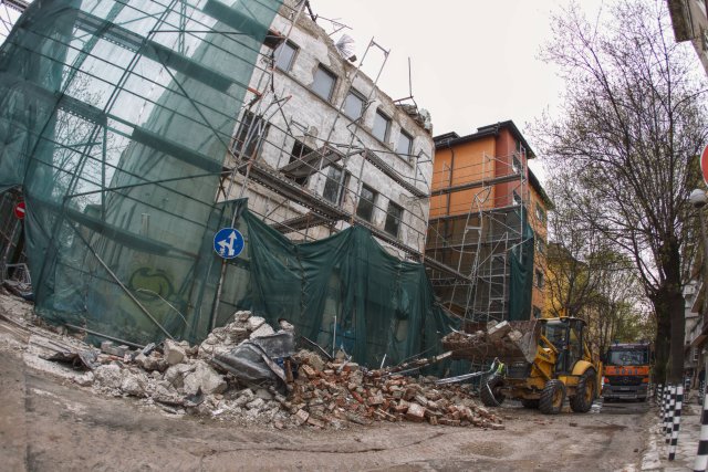 Фасада на сграда се срути в София Постройката е била