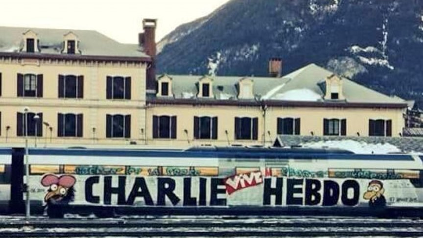 <p>Два влака RER бяха нарисувани с карикатурите на Charlie Hebdo</p>
