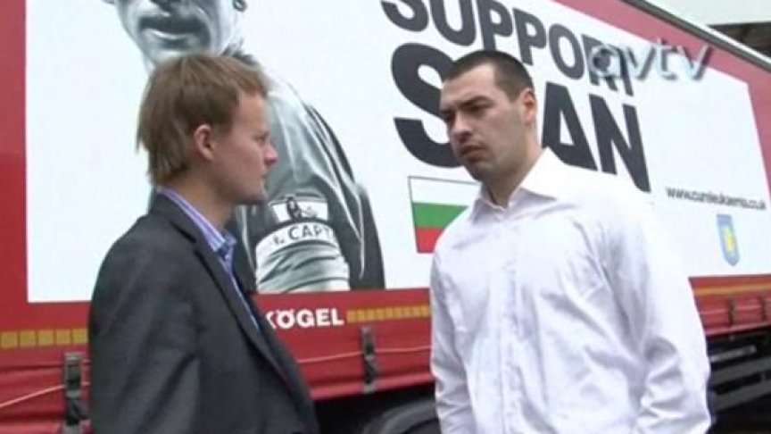 <p>Младият българин Рашков (вдясно) дава интервю за клубната телевизия на Астън Вила</p>