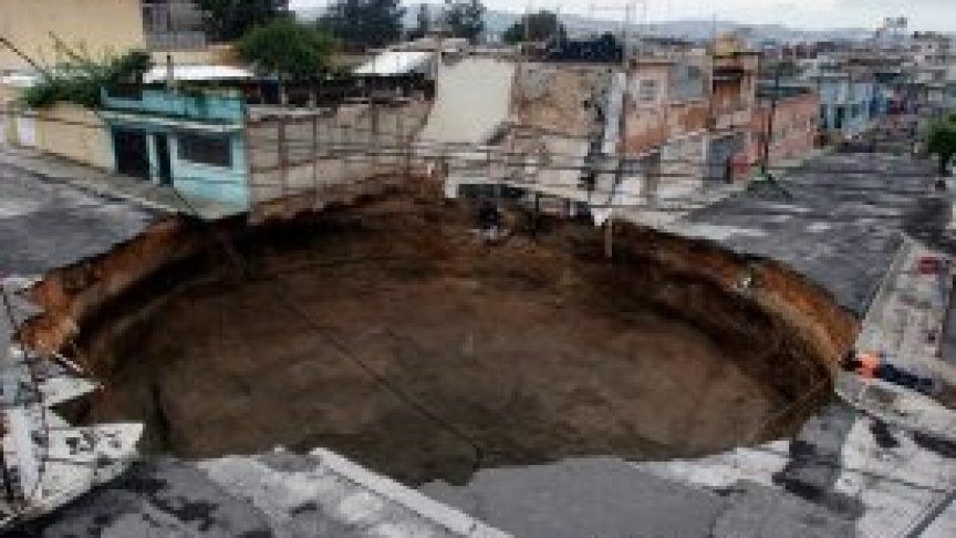<p>Огромна яма се отвори в столицата на Гватемала след урагана Агата</p>