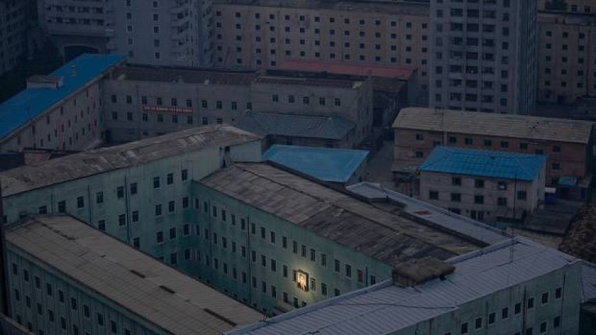 <p>Портрет на основателя на КНДР Ким Ир-сен краси сграда в Пхенян. Снимката на Дамир Саголи спечели голямата награда в категория "Ежедневие"</p>
