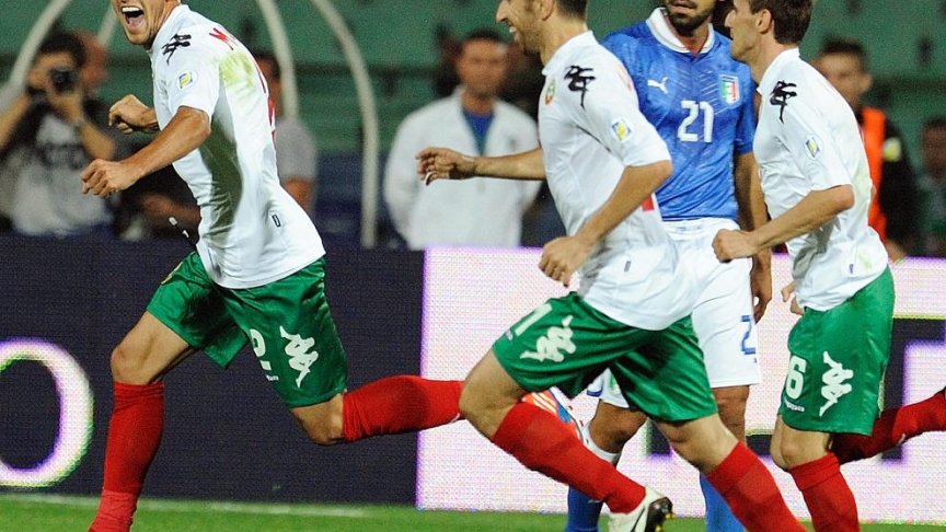 Станислав Манолев ликува след коварния си далечен изстрел за 1:0, докато италианският маестро Андреа Пирло отправя критичен поглед към вратаря Буфон