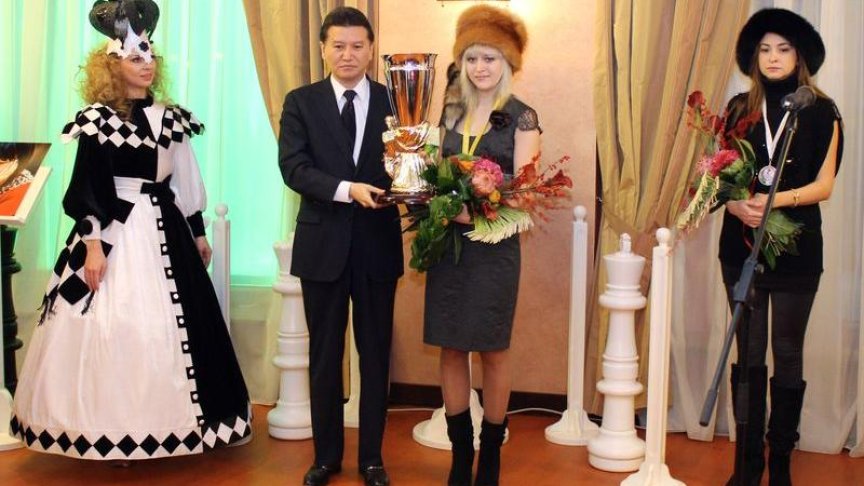 ... и вероятно се замисля колко малко не достигна да седне за втори път на трона