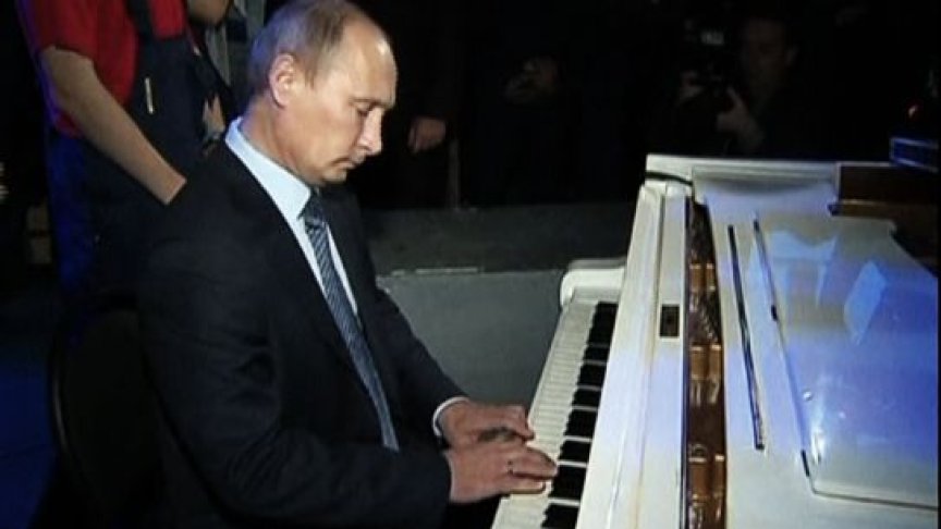 Putin_piano