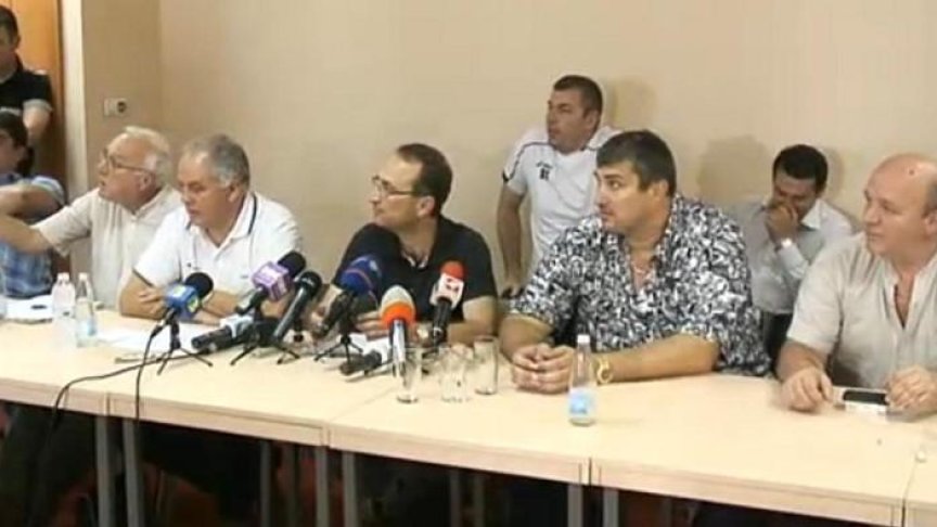 Част от управата на БФВ и най-вдясно шефът на "Славия", според когото Стойчев като морални ценности и устои бил нула