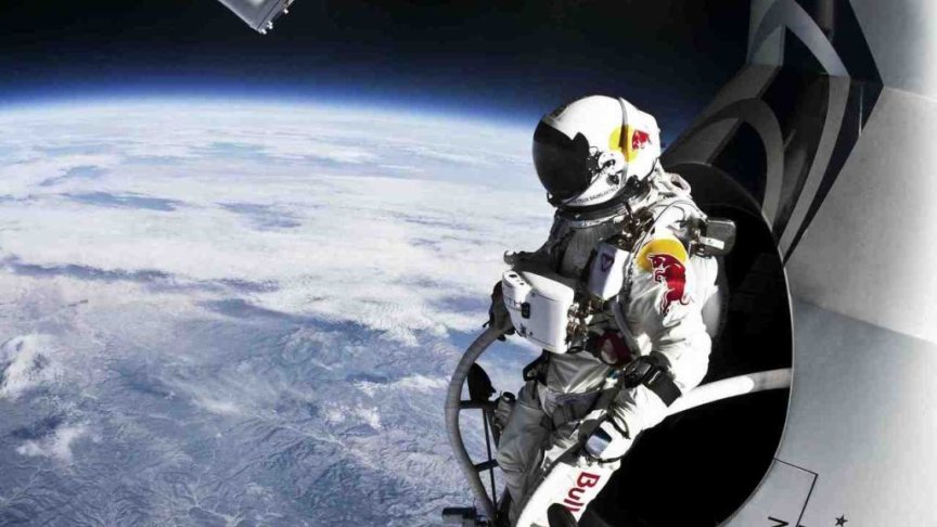 <p>"Когато застанеш там горе, ставаш безкрайно смирен".</p>