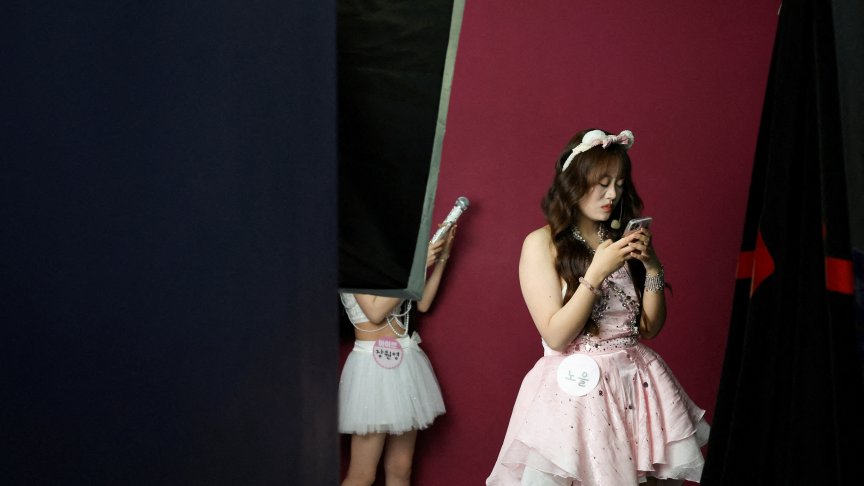 Посетители  осъществяват фантазиите си да бъдат K-pop идоли в Китай.