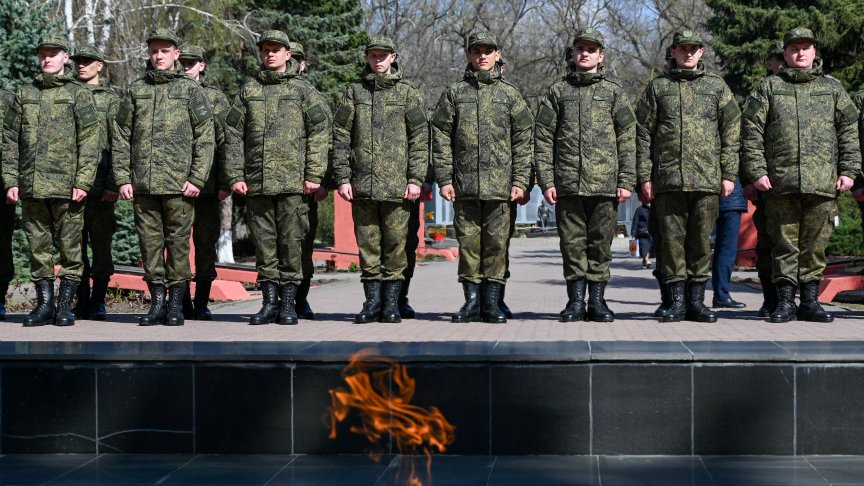 Руски войници заминават за гарнизоните си в Ростов.