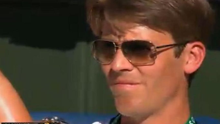 Един от треньорите на Григор в Good to Great Tennis Academy - Микаел Тилстрьом, гледа недоволно преди фаталния пробив в началото на втория сет