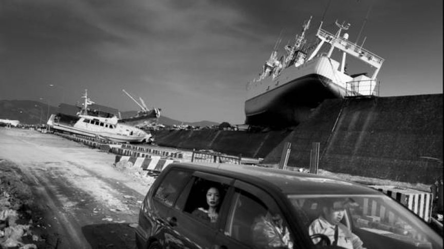 <p>Кораби лежат върху кея след земетресението в Япония, фотография на Ларс Линдквист</p>