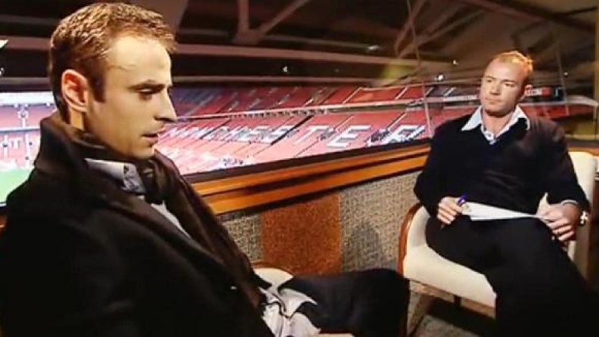 Момент от интервюто на Шиърър с Бербатов преди три години на "Олд Трафорд". В разговора англичанинът сравни Митко с виртуозния си бивш съотборник от Саутхемптън Мат Льо Тисие, а българинът отвърна, че поддържал Блекбърн и Нюкасъл само заради интервюиращия
