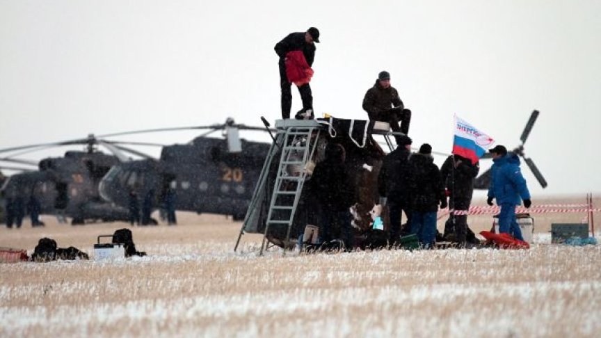 <p>Трима космонавти от МКС се приземиха в казахстанската степ</p>