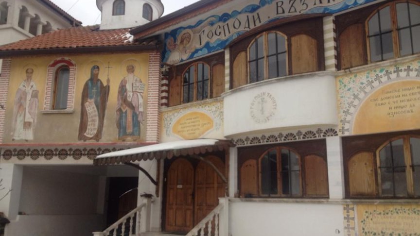<p><span style="line-height: 20.7999992370605px;">Разположен е между с. Клисура и гр. Банкя</span></p>
