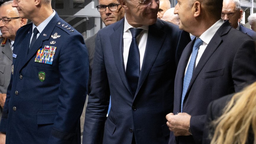 С генералния секретар на НАТО Марк Рюте при откриването на високотехнологичен завод на германския отбранителен концерн &bdquo;Райнметал&ldquo; в Унтерлюс, Долна Саксония (27 август 2025 г. )
