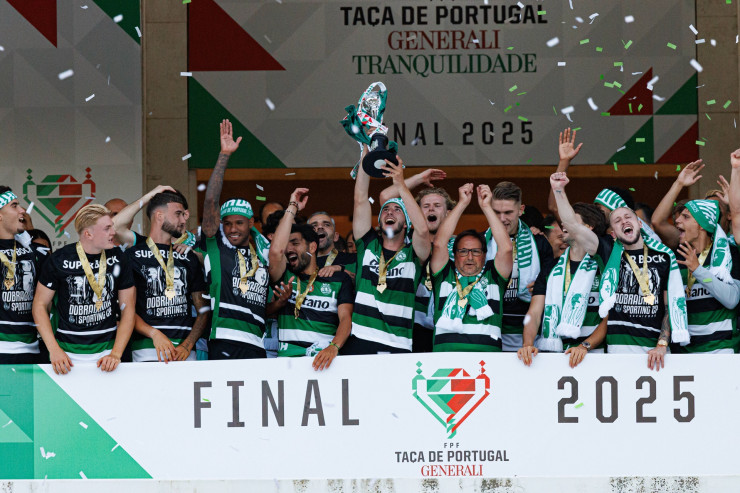Играчите на Sporting CP празнуват спечелването на Ta&ccedil;a de Portugal (Купата на Португалия) за 2025